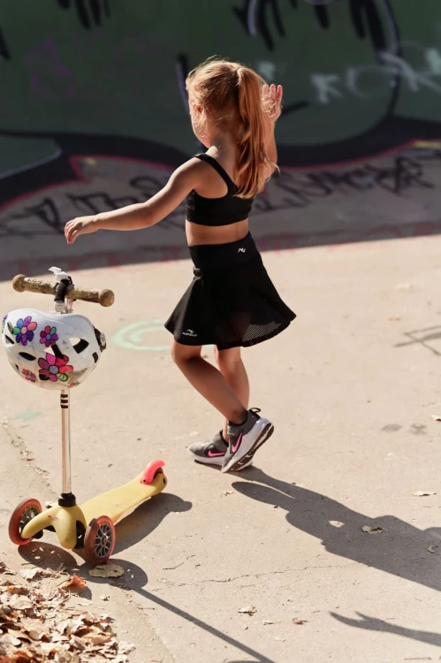 Spódniczka dziewczęca z getrami i siateczką ActiveMesh czarna - mała modelka na hulajnodze