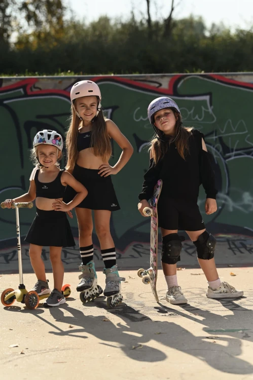 Trzy modelki na skateparku w różnych stylizacjach ze spódniczką z getrami Natelly
