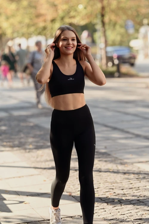 Modelka w czarnych legginsach damskich z przeszyciami  – sportowy styl w codziennym wydaniu
