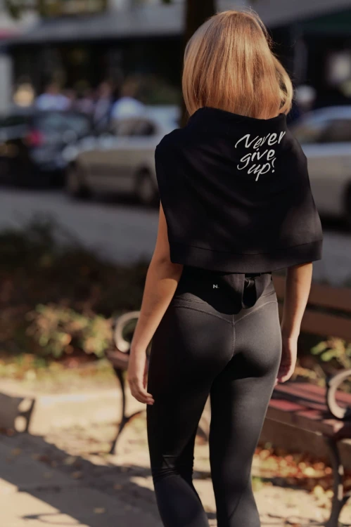 Bluza damska FLOW z odkrytymi ramionami czarna - luźny styl noszenia