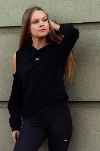 Bluza damska FLOW z odkrytymi ramionami czarna - modelka oparta o ścianę