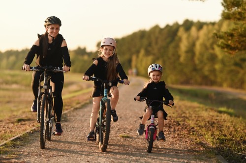 Bluza dziewczęca FLOW z odkrytymi ramionami czarna - mama z córkami na rowerze
