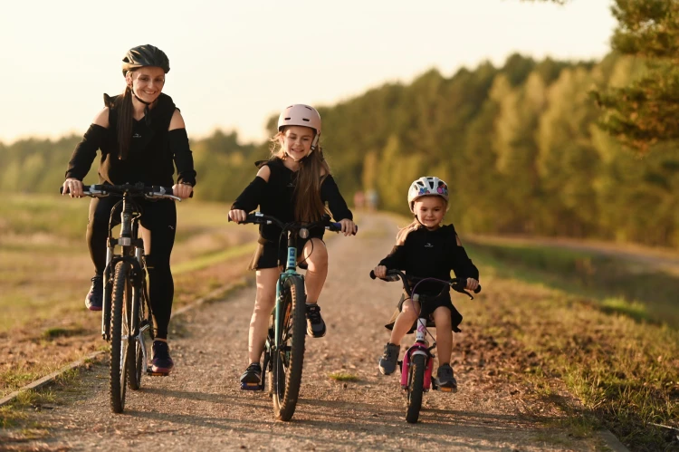 Bluza dziewczęca FLOW z odkrytymi ramionami czarna - mama z córkami na rowerze