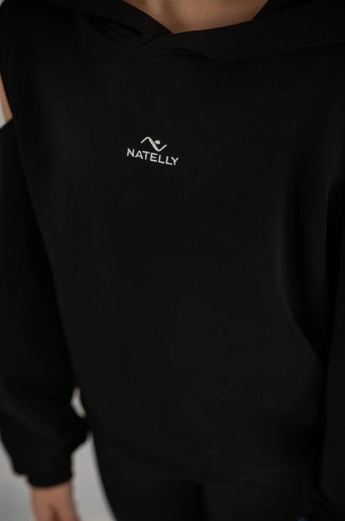 Bluza dziewczęca FLOW z odkrytymi ramionami czarna - zbliżenie na haft z logo NATELLY
