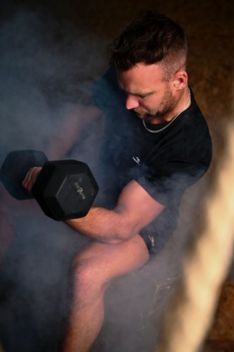 Koszulka męska z przeszyciami i odblaskiem Action czarna - model na siłowni