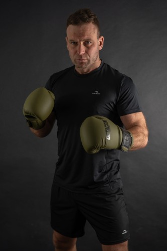 Koszulka męska z przeszyciami i odblaskiem Action czarna - model w rękawicach bokserskich