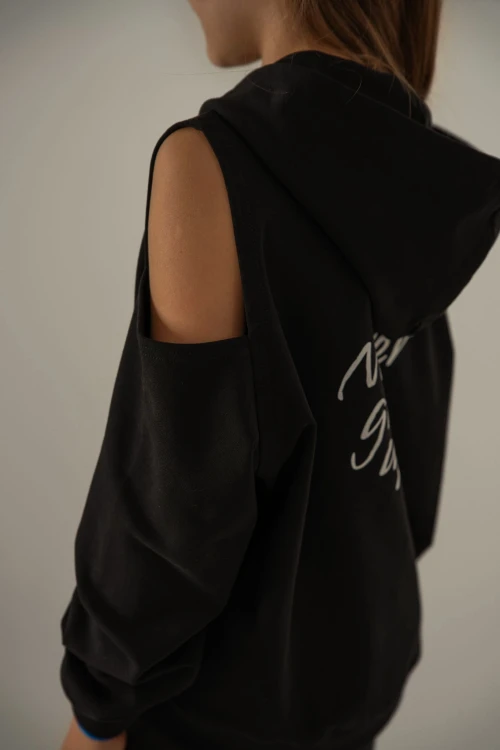 Odkryte ramie - czarna bluza Natelly z kapturem, napis na plecach Never Give Up