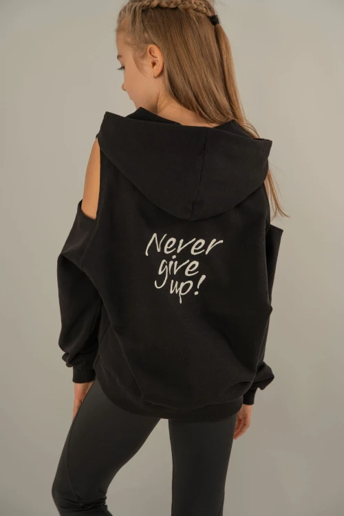 Czarna bluza dla dziewczynki Natelly, wycięte ramiona i kaptur, na plecach napis motywujący
