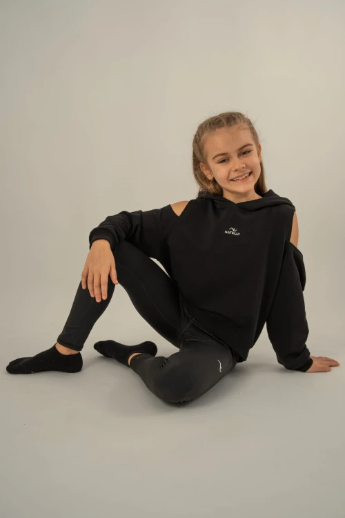 Bluza dziewczęca FLOW z odkrytymi ramionami czarna - modelka w luźnej pozie