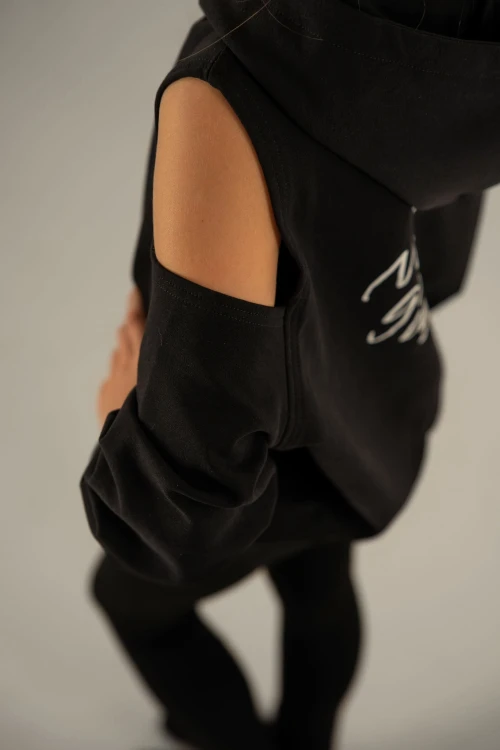 Czarna bluza dla dzieci z kapturem i odkrytymi ramionami Natelly