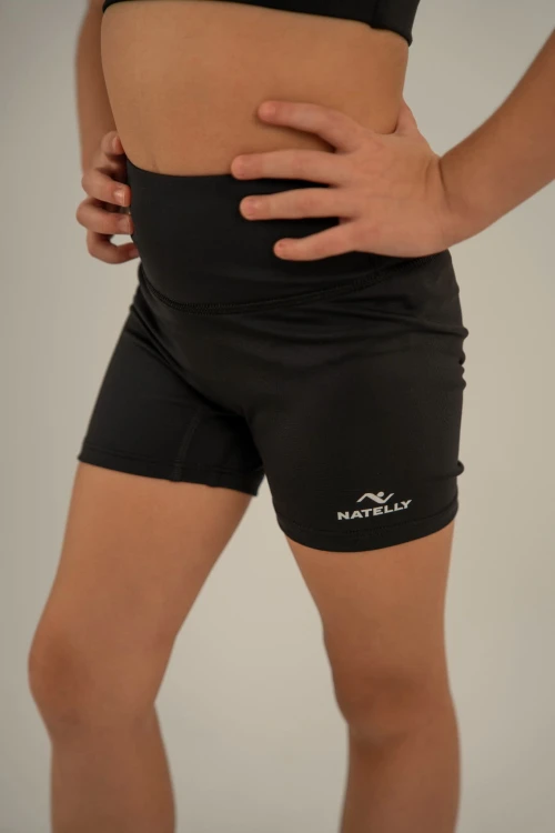 Czarne szorty dziewczęce ActivGlow zaprezentowane z przodu