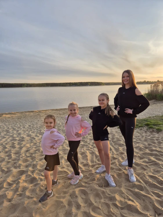 Cztery pokolenia modelek od małej do dużej w bluzach FLOW pudrowy róż i czarne