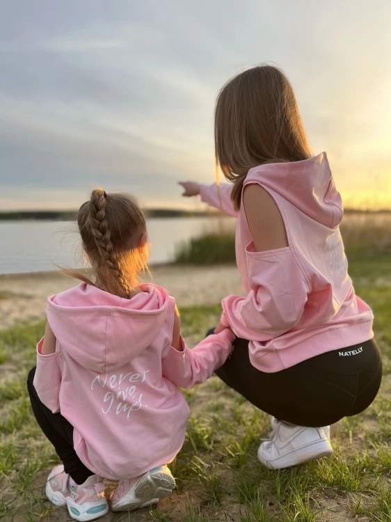 Bluza dla dziewczynki z odkrytymi ramionami pudrowy róż - dwie modelki nad wodą