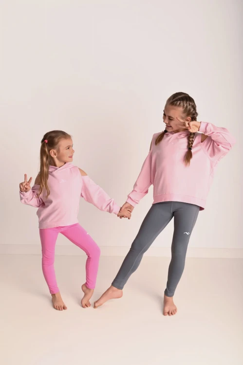 Bluza dla dzieci FLOW z odkrytymi ramionami pudrowy róż - dwie modelki stoją przodem