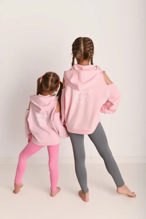 Bluza dziewczęca FLOW z odkrytymi ramionami pudrowy róż - dwie modelki stoją tyłem