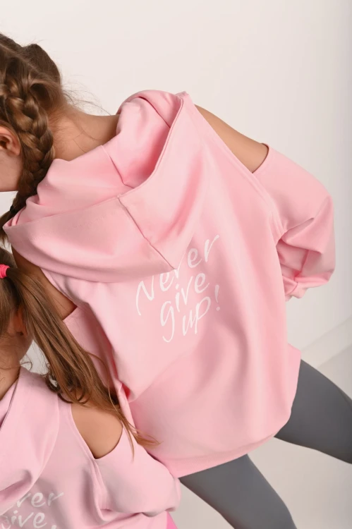 Prezentacja napisu Never Give Up o kaptura w bluzie w kolorze pudrowy róż