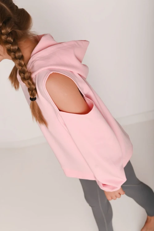 Odkryte ramię w wygodnej bluzie w kolorze pudrowy róż NATELLY