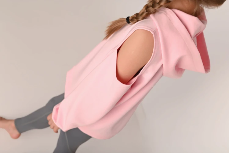 Prezentacja widoku z boku - komfortowa bluza dla dziewczynki w kolorze pudrowy róż