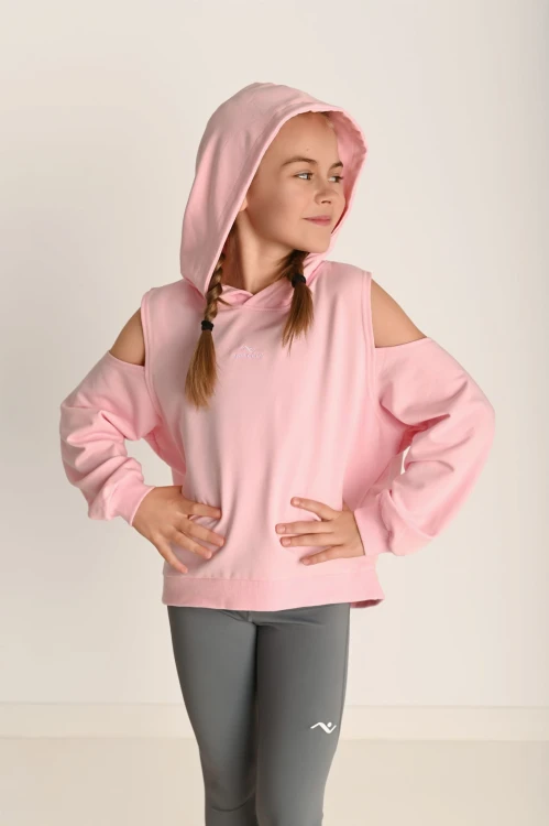 Bluza dziewczęca FLOW z odkrytymi ramionami pudrowy róż - modelka przodem w kapturze