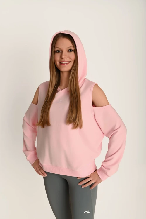 Bluza damska FLOW z odkrytymi ramionami pudrowy róż - modelka przodem w kapturze