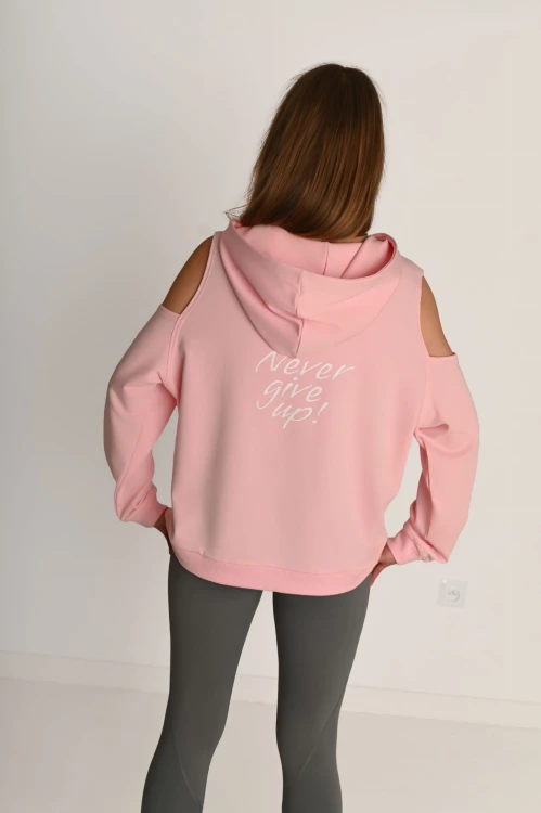 Bluza damska FLOW z odkrytymi ramionami pudrowy róż - plecy z napisem Never Give Up