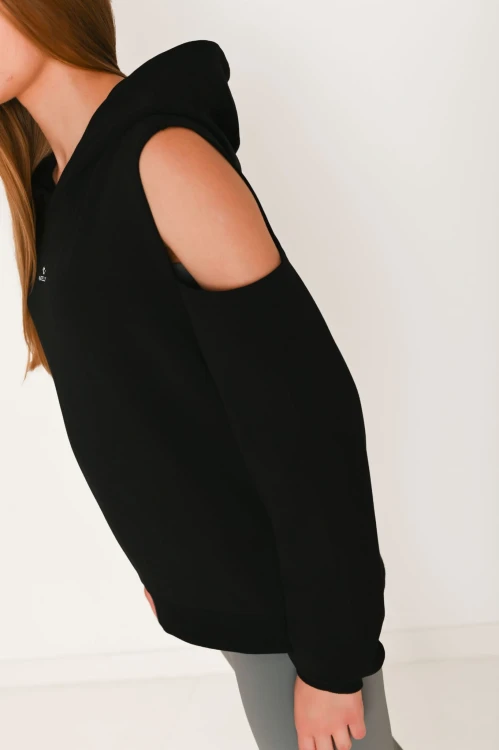 Bluza damska FLOW z odkrytymi ramionami czarna - prezentacja wycięcia na ramieniu