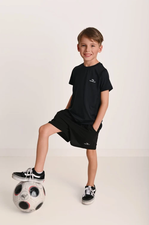 Czarne spodenki dla chłopca z kieszeniami Action  - model pozuje z piłką