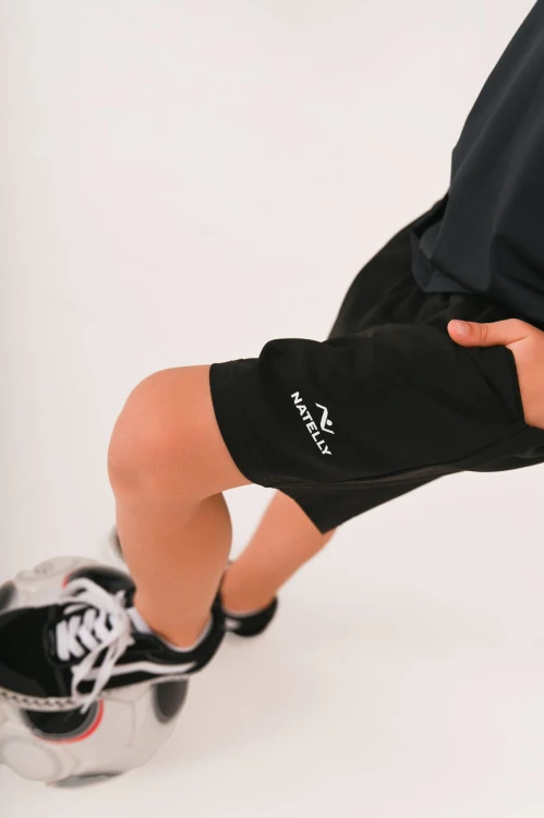 Wygodne czarne spodenki chłopięce z kieszeniami Action