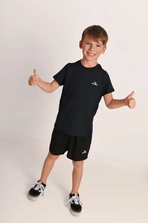 Spodenki chłopięce z kieszeniami Action czarne - model przodem