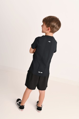 Koszulka chłopięca z przeszyciami i odblaskiem Action czarna - widok z tyłu