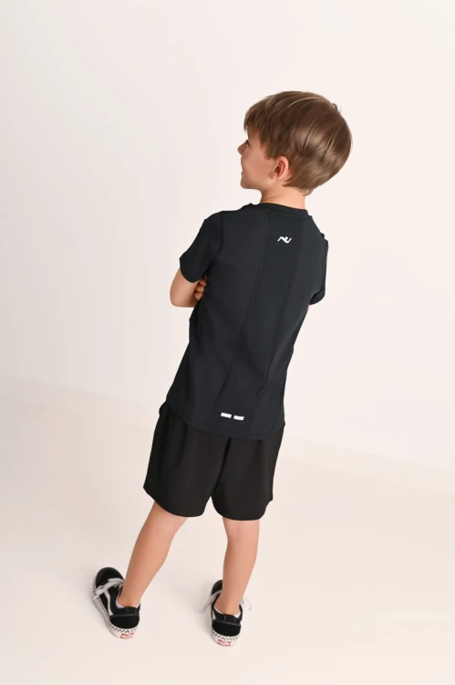 Koszulka chłopięca z przeszyciami i odblaskiem Action czarna - widok z tyłu