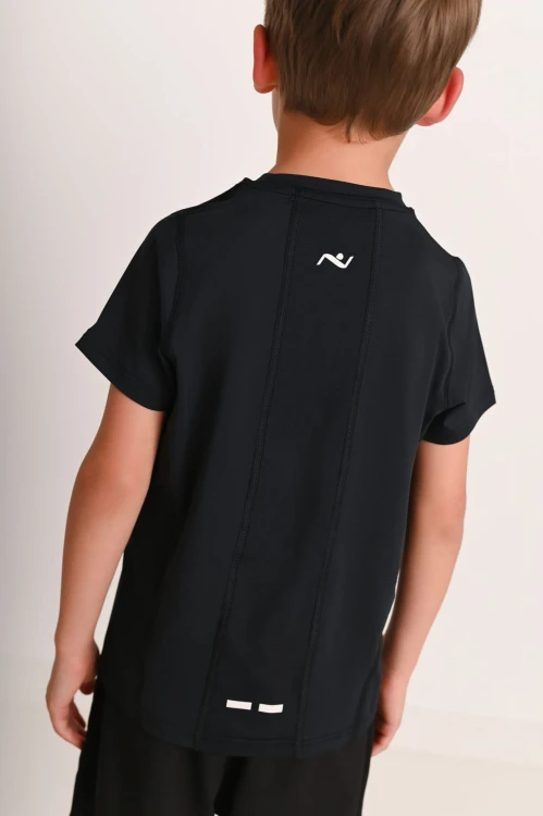 Widok pleców - wygodna czarna koszulka dla chłopca z przeszyciami i odblaskiem