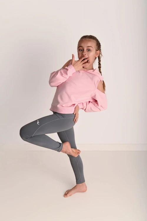 Bluza dziewczęca FLOW z odkrytymi ramionami pudrowy róż - luźna poza