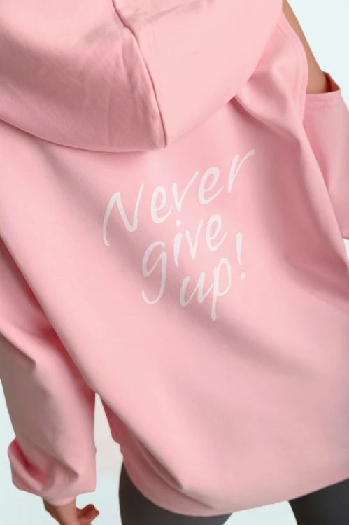 Tył bluzy w kolorze pudrowy róż z odkrytymi ramionami i napisem Never Give Up
