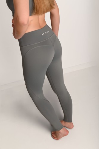 Szare legginsy damskie z przeszyciami Natelly podkreślające kształt sylwetki