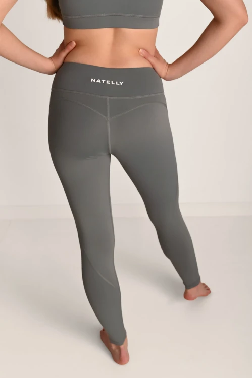 Legginsy damskie z przeszyciami ActiveGlow szare - modelka stoi tyłem