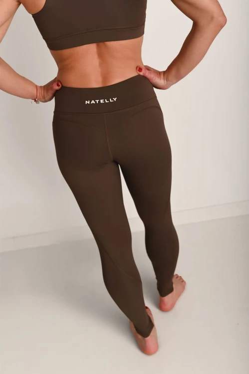 Legginsy damskie z przeszyciami ActiveGlow brązowe - modelka stoi tyłem