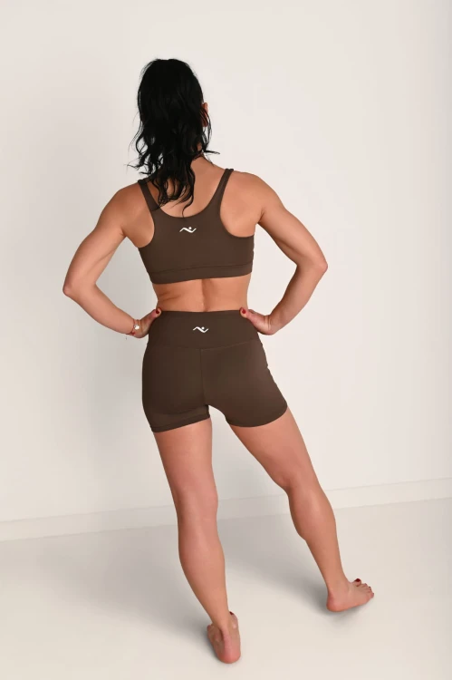 Top damski ActiveGlow brązowy - modelka stoi tyłem