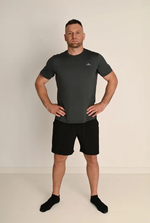 Koszulka męska z przeszyciami i odblaskiem Action szara - model stoi przodem