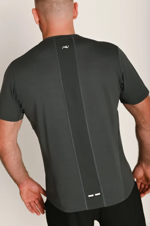 Koszulka męska z przeszyciami i odblaskiem Action szara - model stoi tyłem