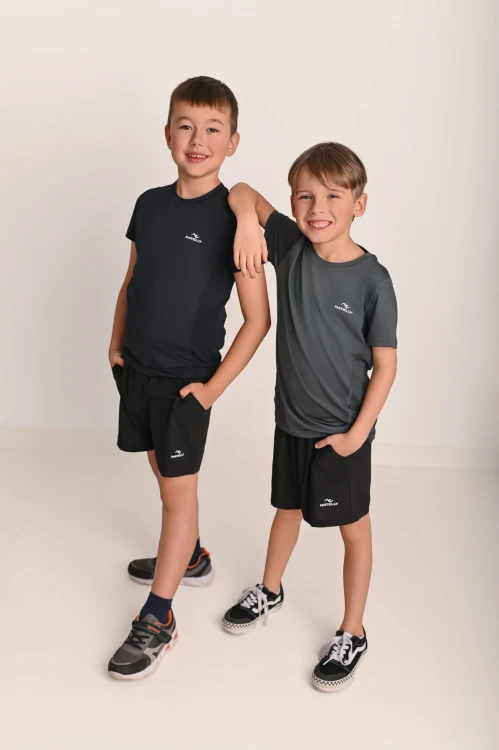 Koszulka chłopięca z przeszyciami i odblaskiem Action  - dwóch modeli w koszulce szarej i czarnej