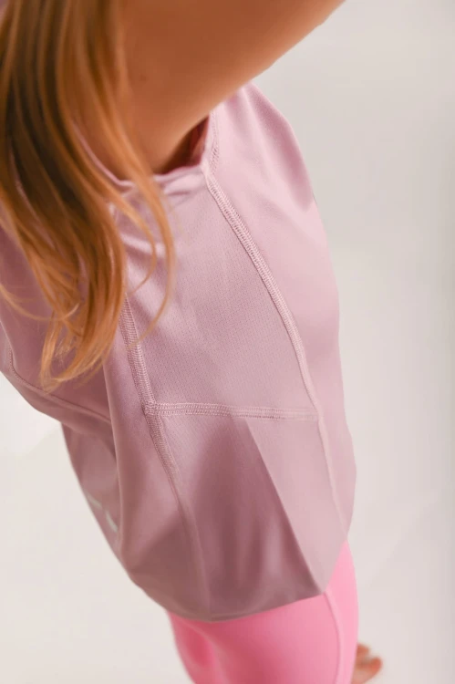 Lekka różowa koszulka dziewczęca z przeszyciami i odblaskiem