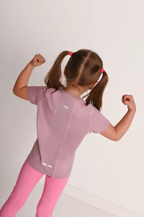 Koszulka dziewczęca z przeszyciami siateczką i odblaskiem różowa