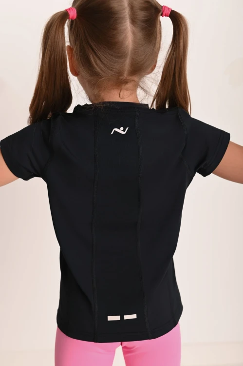 Czarna koszulka dla dziewczynki z przeszyciami siateczką zapewniającą skórze odpowiednią wentylację