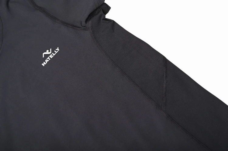 Przeszycia w czarnej koszulce dla chłopców od Natelly