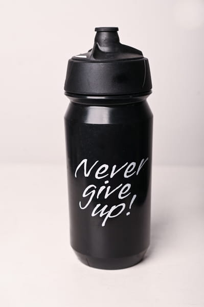 Bidon sportowy NATELLY BIO by Tacx - czarny z napisem Never Give Up