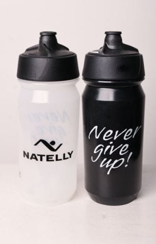 Bidon sportowy Natelly w wersji białej i czarnej