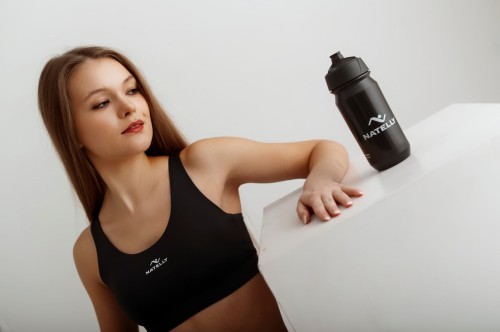 Bidon sportowy NATELLY BIO by Tacx - modelka pozuje z bidonem